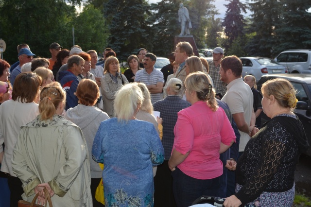 В поселке станции Внуково, на ул.Железнодорожная состоялась встреча представителей администрации с населением.
