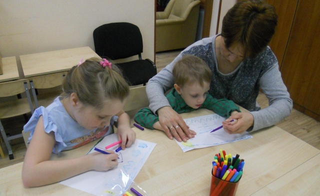 Занятия по рисованию для детей прошли в Центре социальной помощи семье и детям «Журавушка»