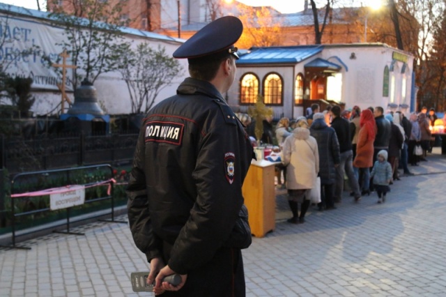 Сотрудники полиции Новой Москвы обеспечили общественный порядок и безопасность граждан на территории округа во время празднования «Светлой Пасхи»
