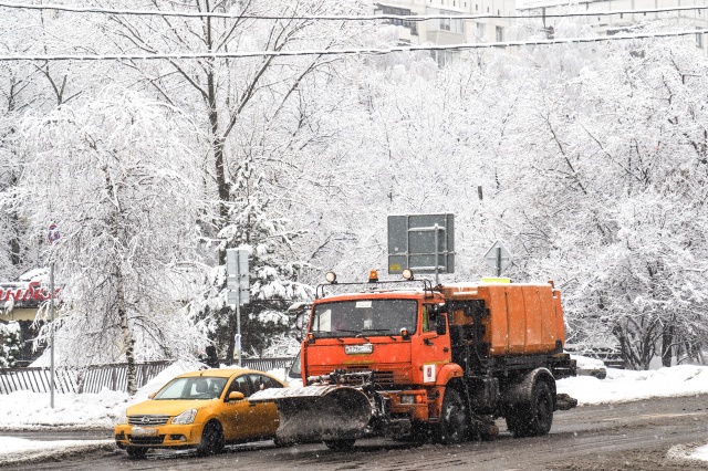 Свыше десяти тысяч кубометров снега убрали на территории поселения с начала 2019 года