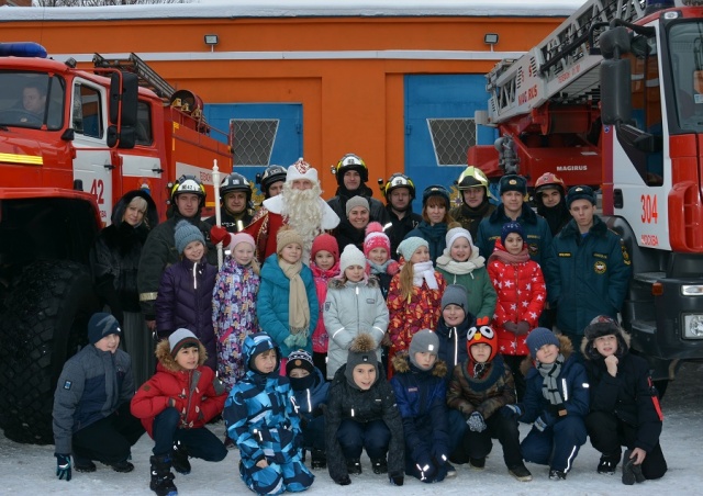 Дети поздравили спасателей новой Москвы с профессиональным праздником