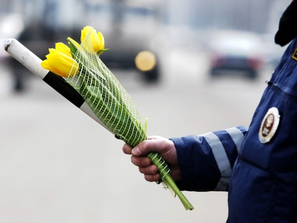 "Цветы для автоледи" - как женщин-водителей поздравили на дорогах