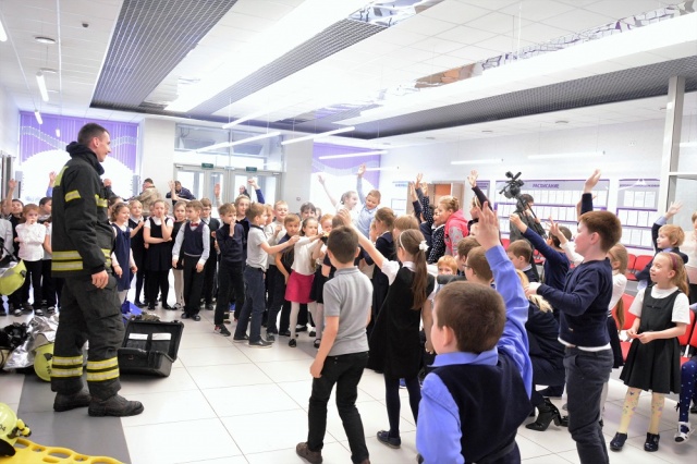 Сотрудники МЧС по ТиНАО проводят познавательные занятия с ученикам школ Новой Москвы