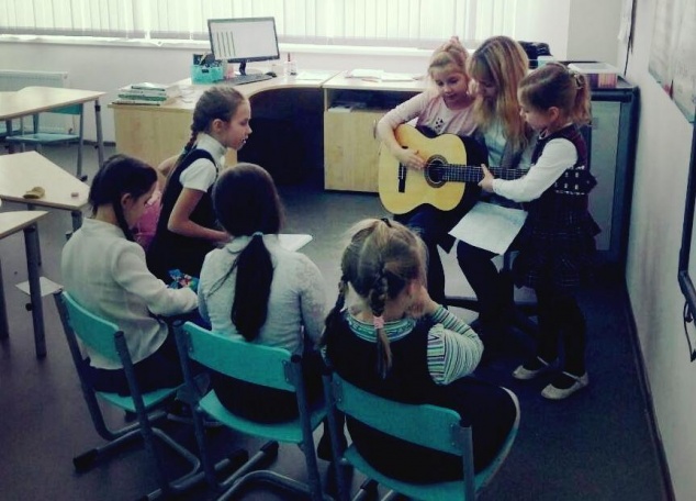 Ученики начальных классов школы №1788 познакомились на уроке с акустической гитарой
