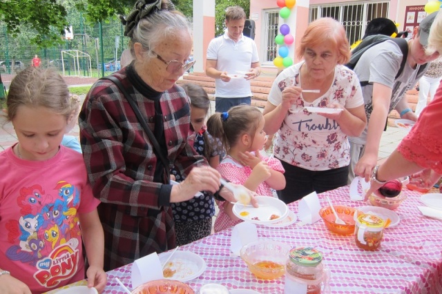 Семейная интерактивная программа «Бабушкино варенье» прошла в п.Минвнешторга