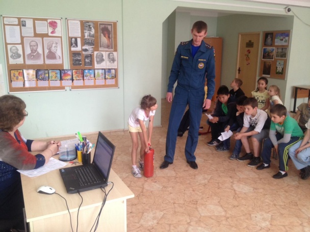 Сотрудники Министерства по чрезвычайным ситуациям посетили внуковские лагеря