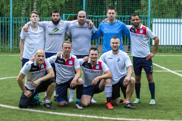 Футболисты команды «Поселение Внуковское» одержали победу в восьмом туре «Лиги Внуковского»