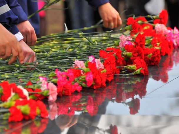 Возложение цветов к памятникам воинской славы