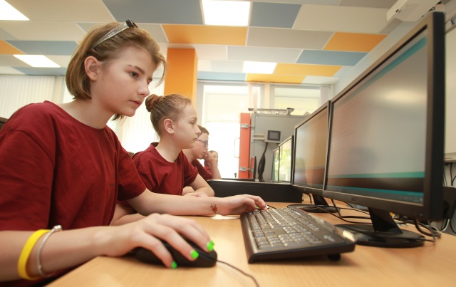 Столичные школьники смогут поучаствовать в онлайн-программе от НКО