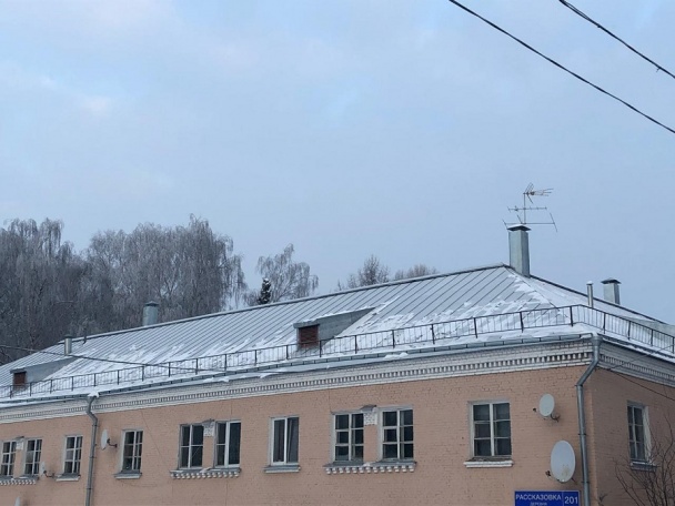 Бригады подрядной организации приступили к очистке крыш от снега