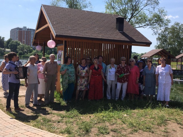 Праздничное мероприятие для старшего поколения, в преддверии Дня России, состоялось в парке «Пыхтино»