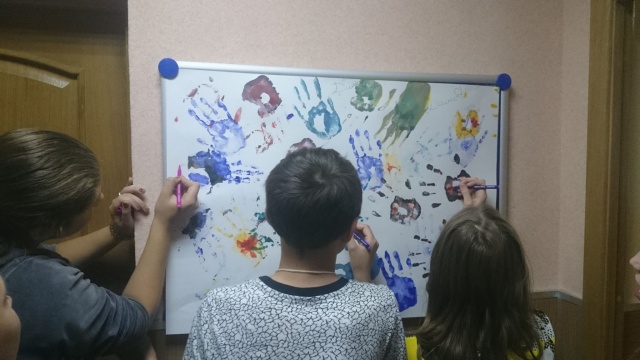 Мероприятие «День разрисованных ладоней» провели в центре «Журавушка»