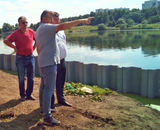 Глава администрации проверил ход работ по строительству парка на берегу р.Ликова