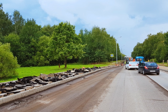 Специалисты приступили к следующему этапу ремонта дороги в деревне Рассказовка