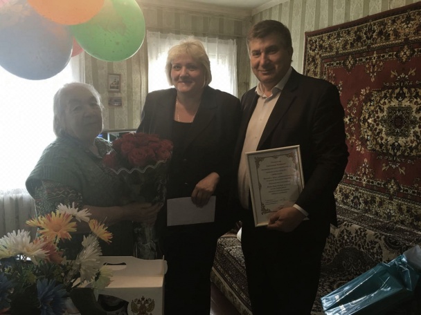 Жительницу поселения поздравили с 90-летием и Днем Победы