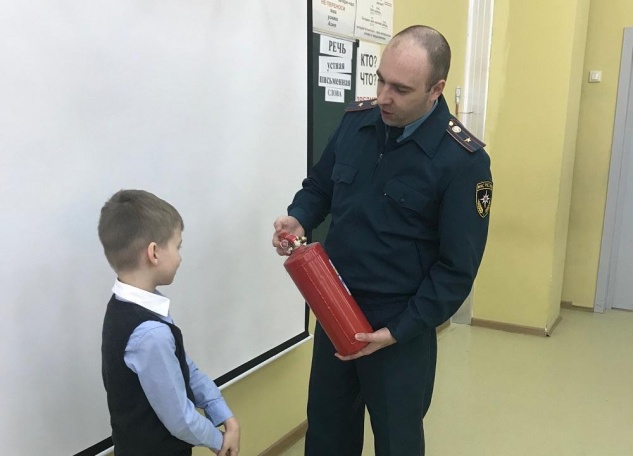В 2018 году сотрудники МЧС проводят открытые уроки на тему пожарной безопасности
