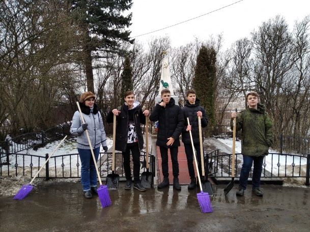 Патронатную акцию по уборке обелиска провели в деревне Пыхтино