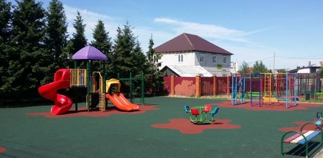 Специалисты реконструируют спортивную площадку в деревне Внуково