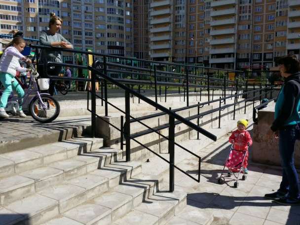В Солнцево-Парке заверишлось строительство пандуса рядом с детской площадкой