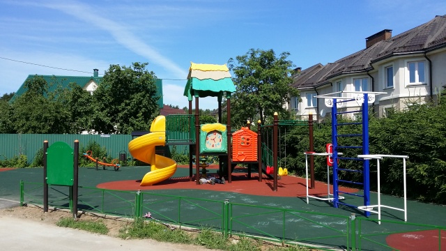 Детскую площадку в деревне Изварино реконструируют