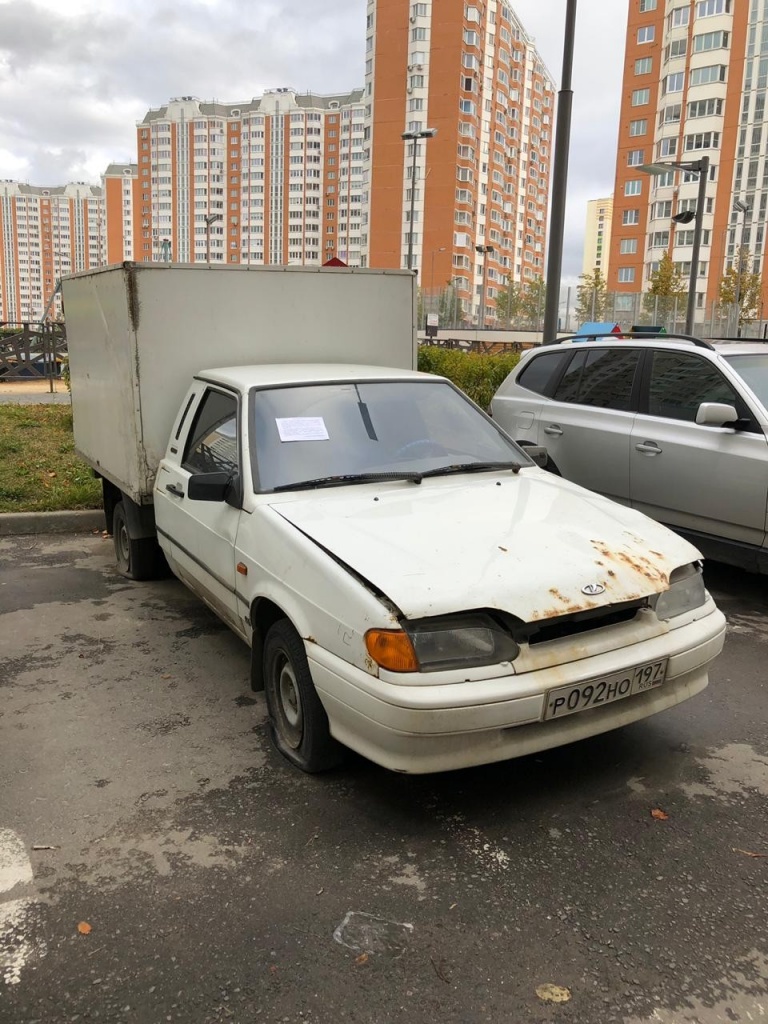 По улице Бориса Пастернака обнаружено предположительно брошенное и разукомплектованное транспортное средство