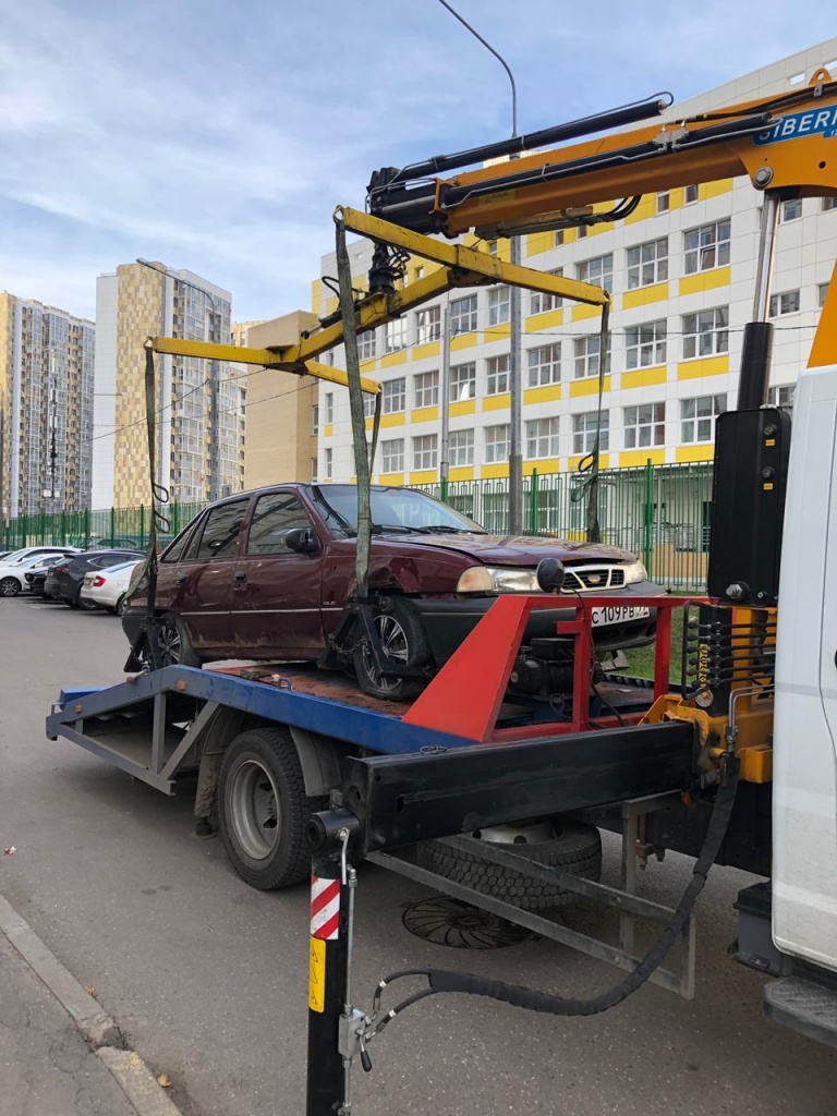 На территории поселения Внуковское эвакуировано предположительно брошенное и разукомплектованное транспортное средство