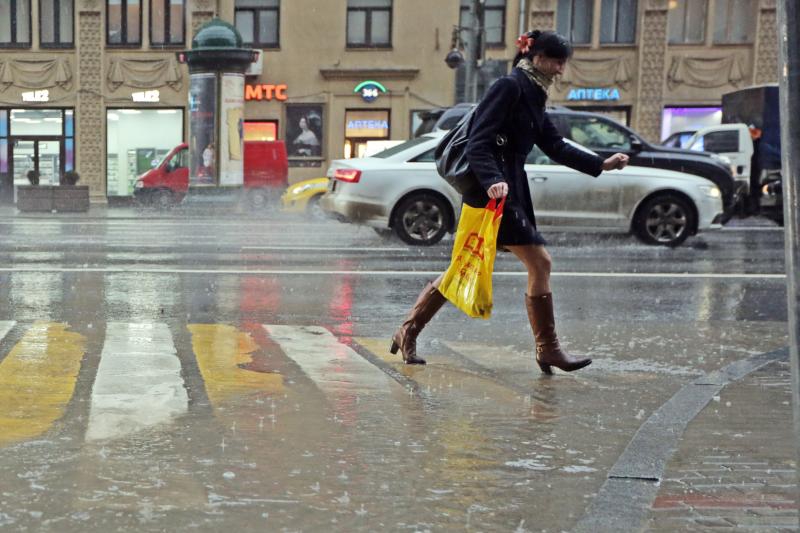 Москвичей предупреждают о резком похолодании к вечеру после аномального дождя