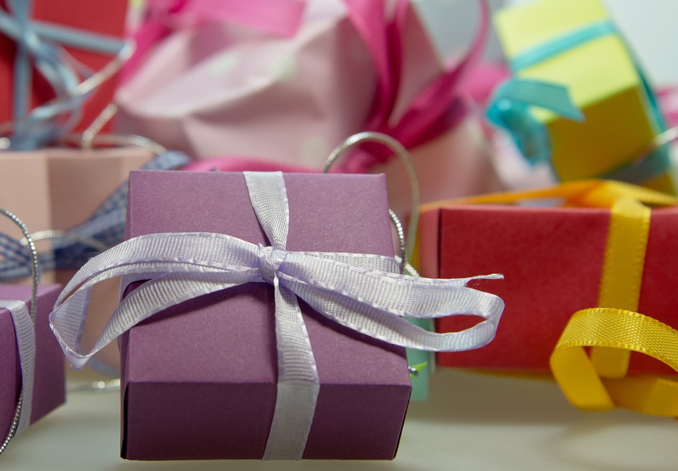 Инициаторы благотворительного мероприятия предлагают собрать недостающие подарки для пожилых людей. Фото: pixabay