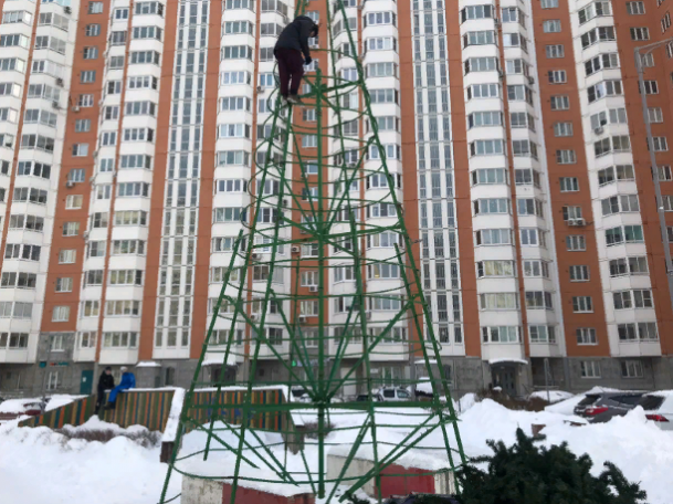 Демонтаж новогодних елей продолжили в поселении Внуковское