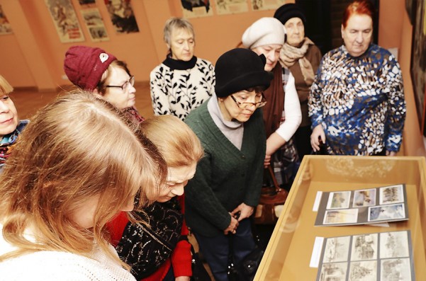 Сотрудники музея-галереи Евгения Евтушенко провели лекцию для людей старшего возраста